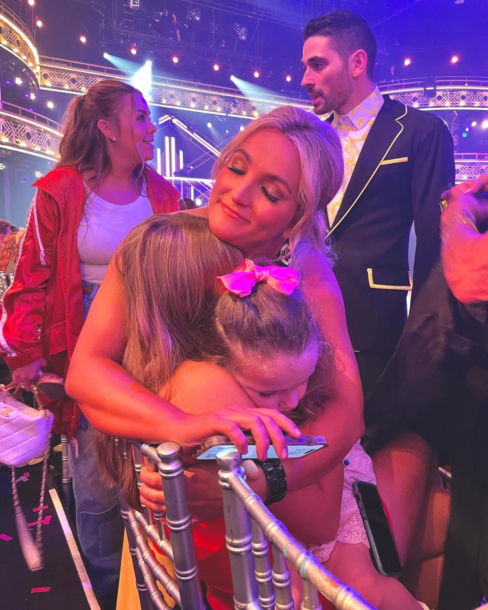 Lynne Spears Gives Daughter Jamie Lynn Spears A Leg Massage Following ‘DWTS’ Performance