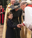 Catalina, duquesa de Cambridge y su hija la princesa Carlota al salir de la misa de acción de gracias en memoria del fallecido príncipe Felipe, duque de Edimburgo, en la Abadía de Westminster el 29 de marzo de 2022. (Richard Pohle/Pool via AP)