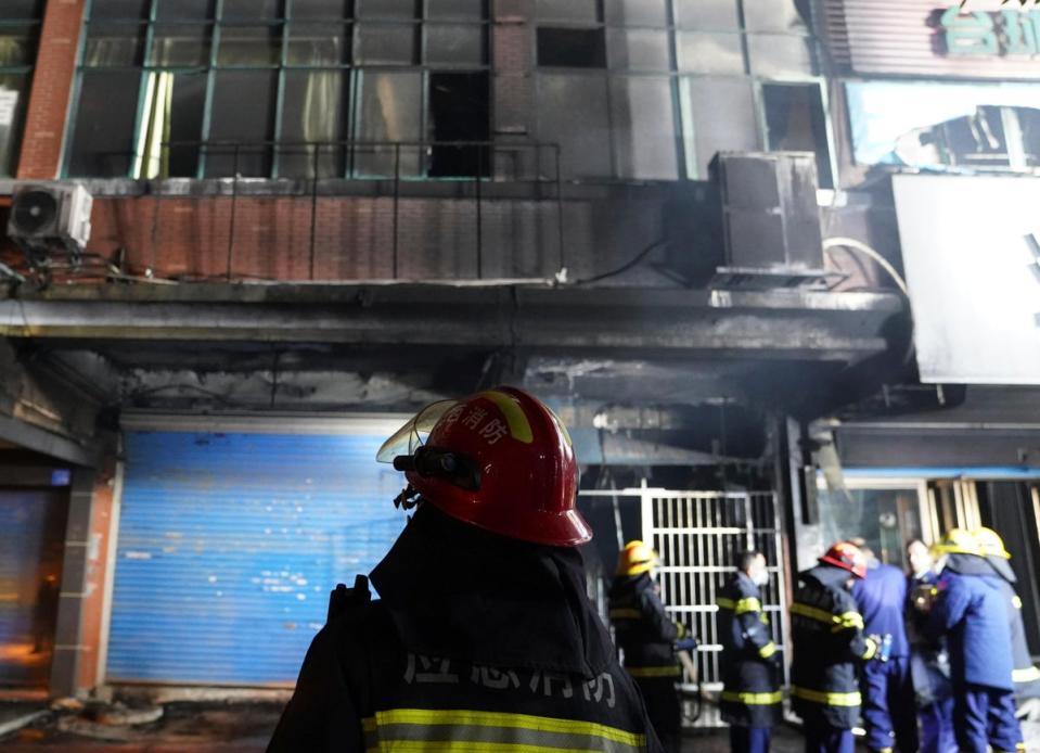Firefighters work at the site of a building fire in Xinyu City, east China's Jiangxi Province (Xinhua News Agency.All Rights Reserved)