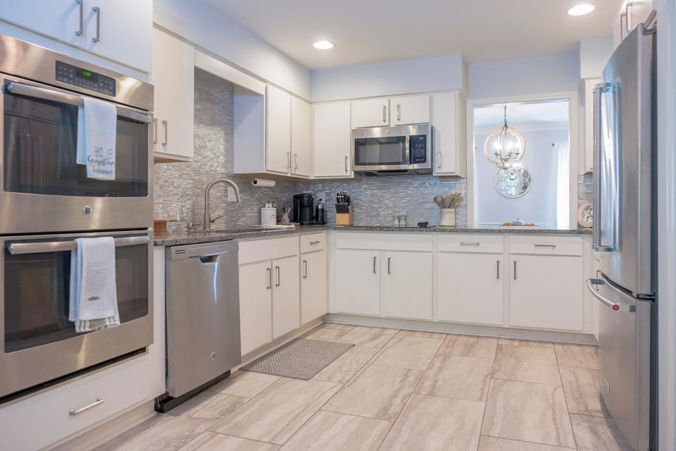 The beautiful eat-in kitchen has stainless steel appliances, newly renovated wood laminate floors, granite countertops and a walk-in pantry.