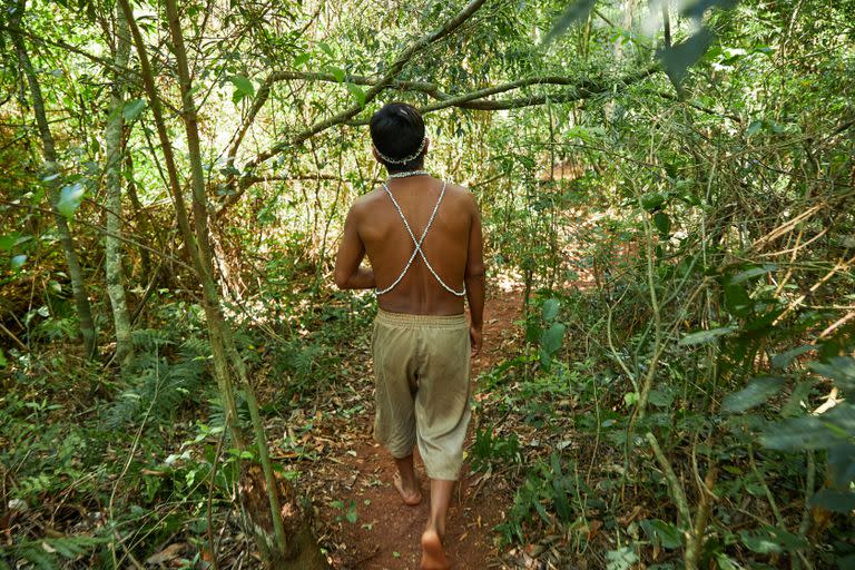 El guía Tupa rapa yju poty acompaña a turistas para explicarles la cultura guaraní