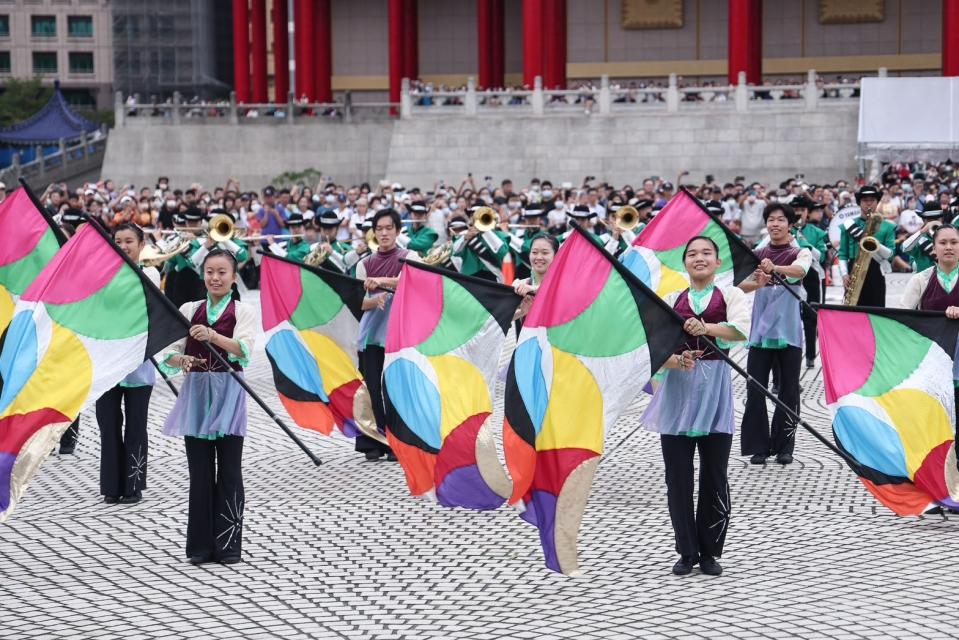 翡翠騎士與其他參與國慶表演的學生交流。陳品佑攝