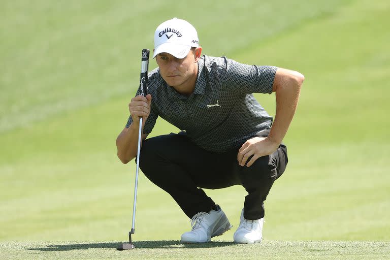 Emiliano Grillo hace un buen estudio del terreno en el hoyo 6 de Hilton Head: allí logrará el primero de sus cuatro birdies de la tercera jornada.