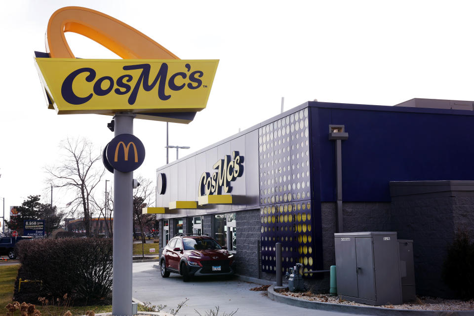 Las colas para pedir comida y bebidas en el restaurante drive-thru del primer restaurant CosMc's que abrió en Bolingbrook, Illinois, han sido de hasta 6 horas. (Scott Olson/Getty Images)