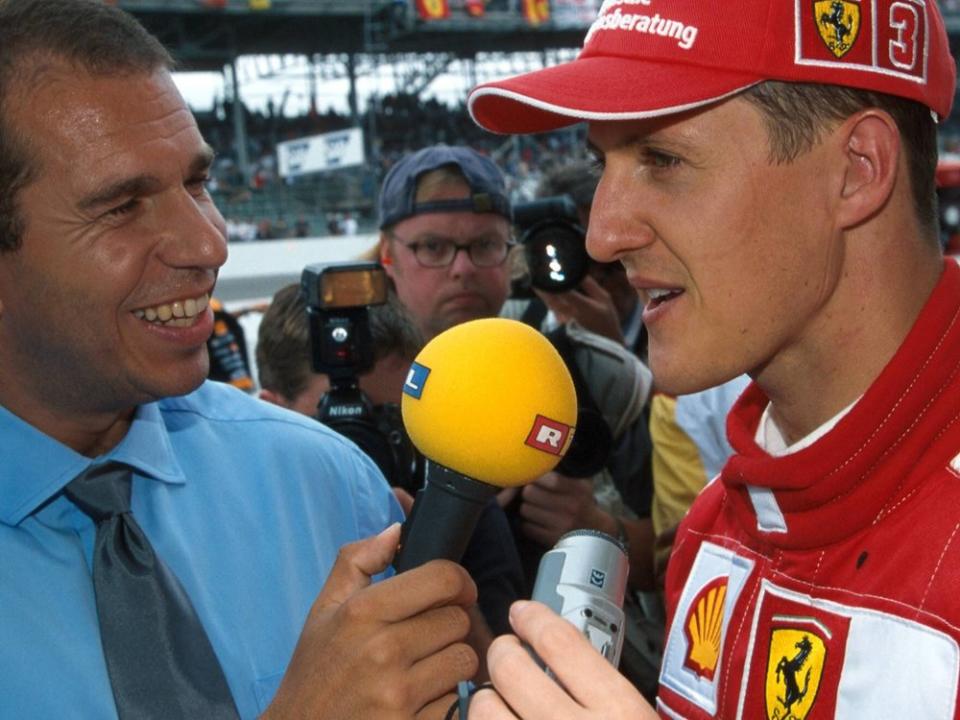 Kai Ebel interviewt Michael Schumacher beim Großen Preis der USA im Jahr 2000. (Bild: imago images/Hoch Zwei)