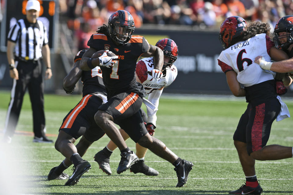 Oregon State running back Deshaun Fenwick (1) rushes during the second half of an NCAA college football game against San Diego State, Saturday, Sept. 16, 2023, in Corvallis, Ore. (AP Photo/Mark Ylen)