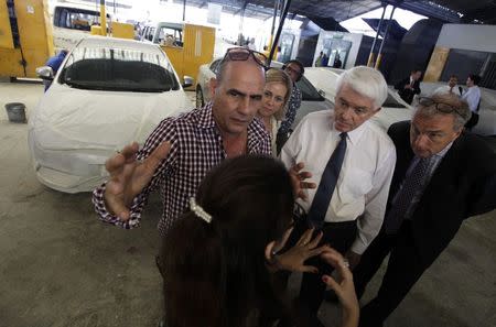 U.S. Chamber of Commerce President Thomas Donohue (2nd R) visits the "CRV" private cooperative in Havana May 28, 2014. REUTERS/Enrique De La Osa