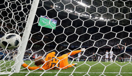 Soccer Football - World Cup - Group D - Argentina vs Croatia - Nizhny Novgorod Stadium, Nizhny Novgorod, Russia - June 21, 2018 Croatia's Luka Modric scores their second goal past Argentina's Willy Caballero REUTERS/Ivan Alvarado