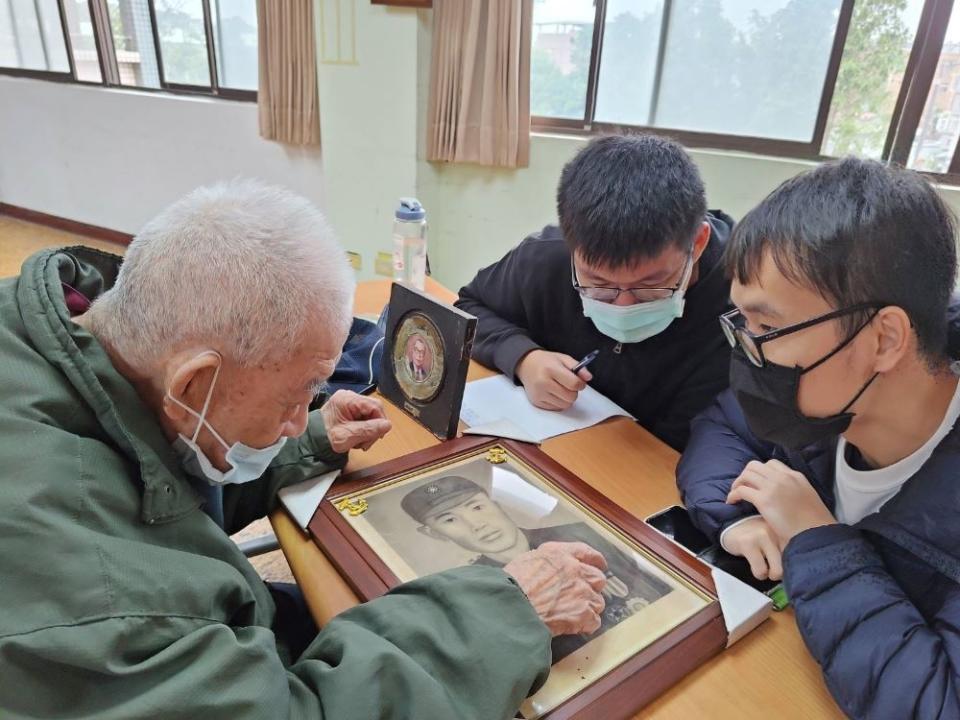 《圖說》臺大小獅子服務社關心遷台老兵議題 蒞八德榮家用心聆聽長者話當年。〈八德榮家提供〉