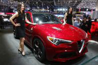 <p>Modelos posando al lado del Alfa Romeo Stelvio en la edición 87 del Salón Internacional del Automóvil de Ginebra, Suiza, el 7 de marzo de 2017 (REUTERS / Arnd Wiegmann). </p>