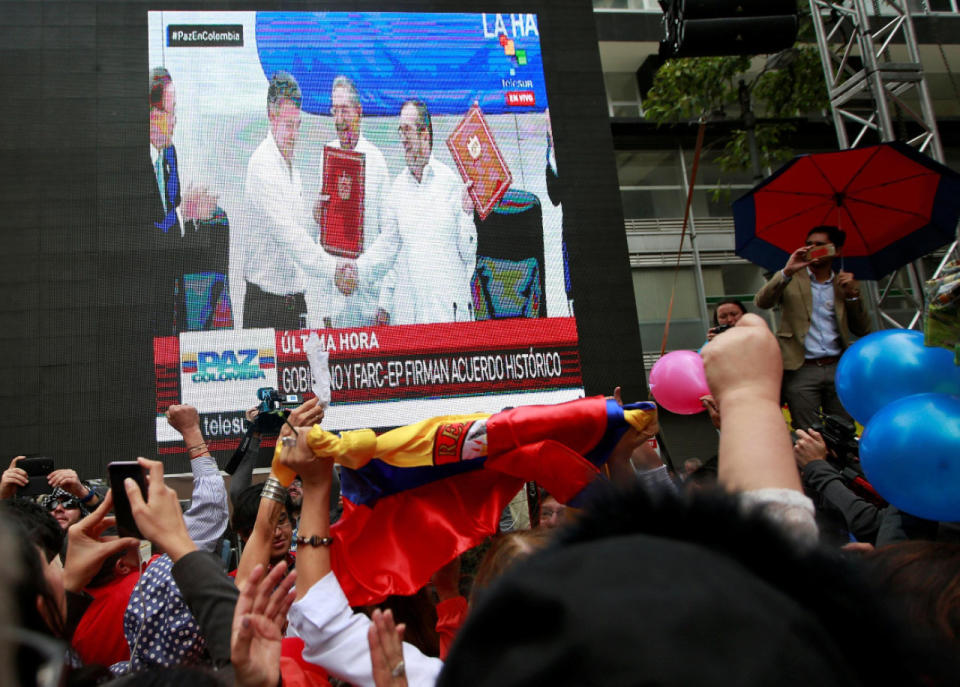 Cuando se firme la paz, entrará en vigor el alto el fuego bilateral y las FARC tendrán un plazo de 180 días para la dejación de armas, que serán entregadas en su totalidad a Naciones Unidas, organismo que se encargará del monitoreo y verificación de ese proceso.