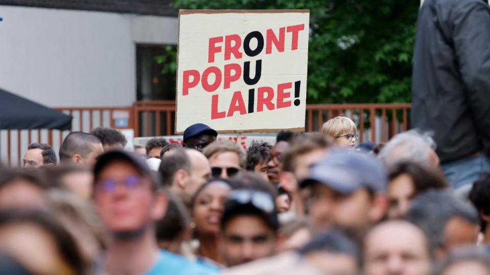 Des participants rassemblés sur la place Jean-Jaurès à Montreuil (Seine-Saint-Denis), lors d'un meeting de campagne du Nouveau Front populaire pour les élections législatives, le 17 juin 2024. | Ludovic Marin / AFP