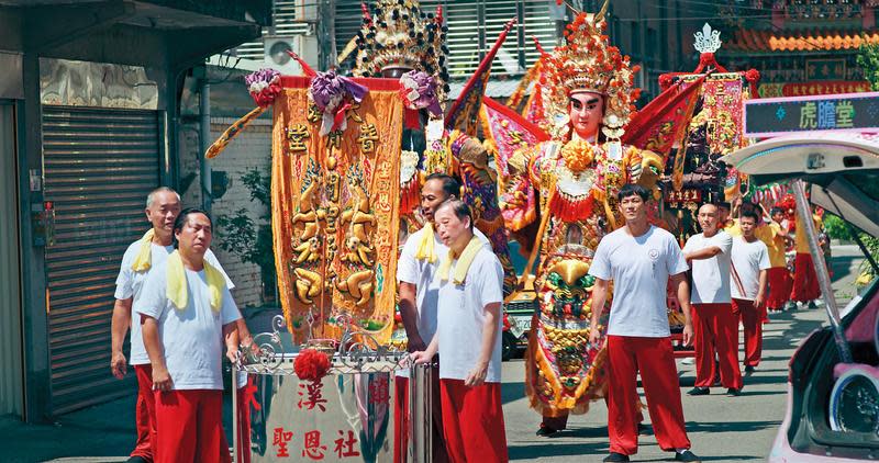 《神之鄉》以桃園大溪「普濟堂」遶境儀式為背景，展現台灣特有宮廟文化。（東森電視、映畫提供）