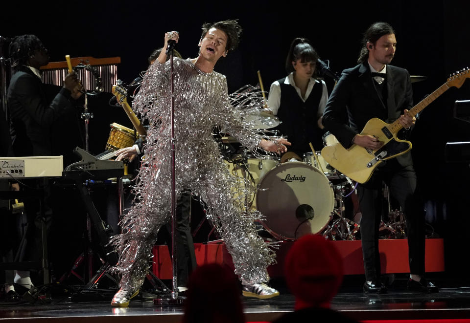 Harry Styles interpreta "As It Was" en la 65a entrega anual del Grammy el domingo 5 de febrero de 2023, en Los Angeles. (Foto AP/Chris Pizzello)