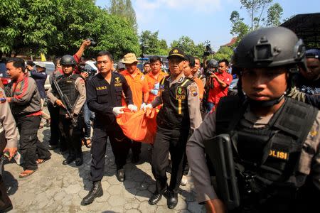 Police remove the body of a suicide bomber from the scene of an attack in Solo, Indonesia, July 5, 2016 in this photo taken by Antara Foto. Antara Foto/Maulana Surya/via REUTERS/File photo