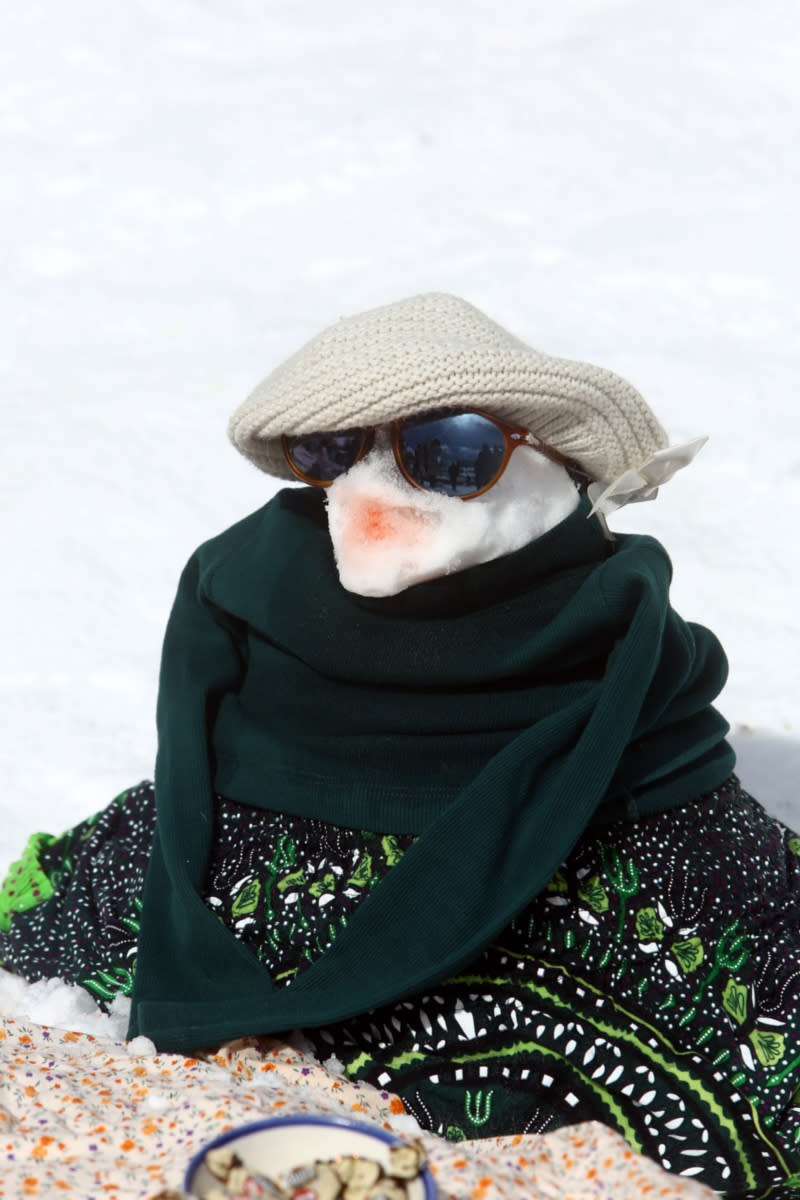 Alle guten Dinge sind bekanntlich drei: Auch dieser Schneemann aus dem iranischen Contest Iran kann sich wirklich sehen lassen. Eine gekonnte Mischung aus Kermit der Frosch und einem lässigen Urlauber. (Bild-Copyright: abaca press/ddp Images)