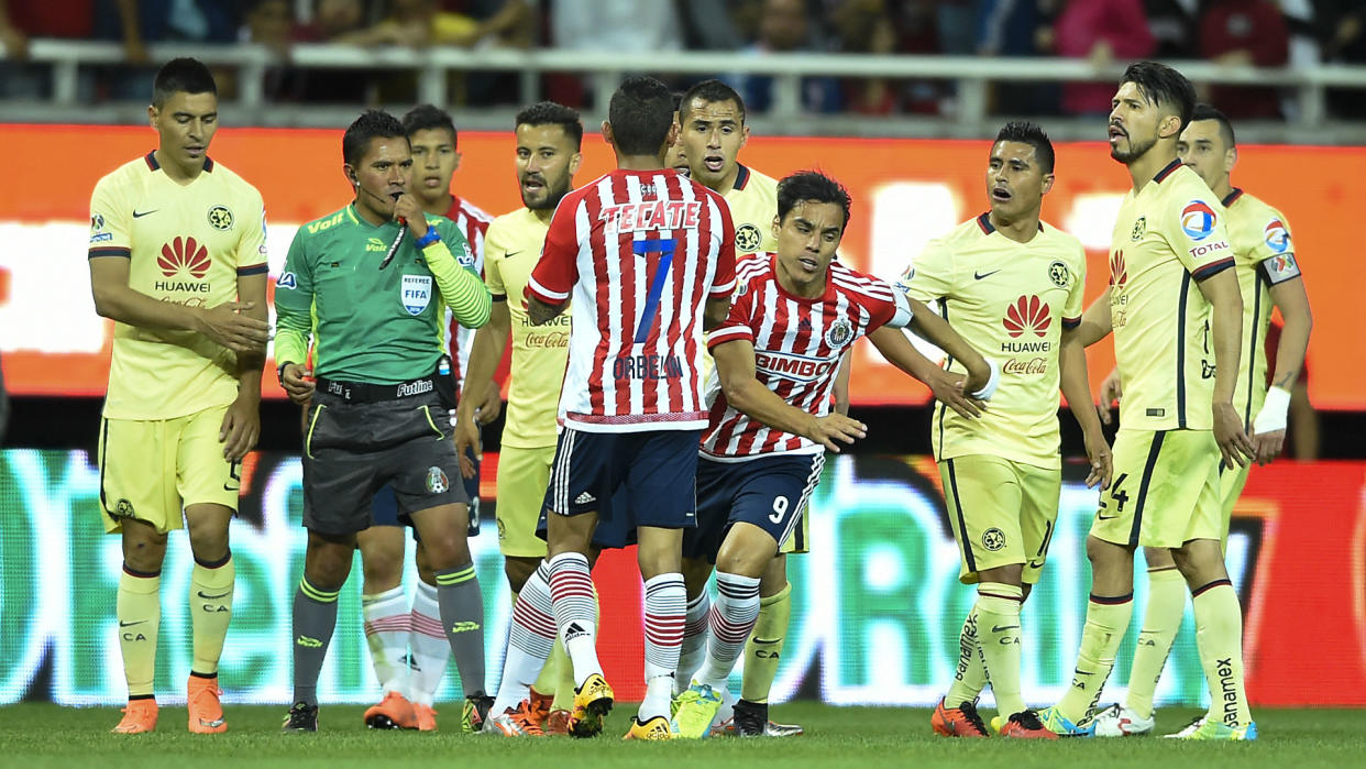 Producto de la intensidad con la que se disputó el partido, Chivas y América terminaron el partido con 10 jugadores tras las expulsiones de Carlos Cisneros y Paolo Goltz.