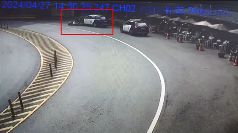 壓車失控撞警車瞬間。（圖／翻攝畫面）