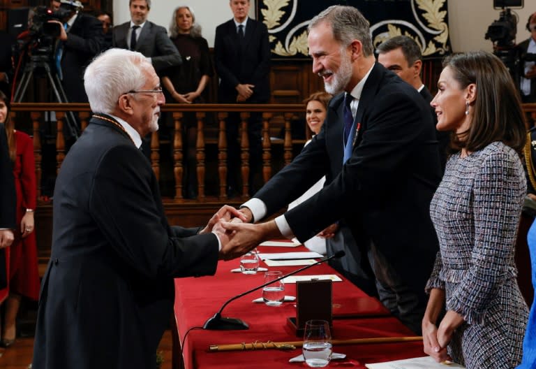 El escritor español Luis Mateo Díez (izq.) resibe el Premio Miguel de Cervantes de manos de los reyes Felipe VI y Letizia el 23 de abril de 2024 en la Universidad de Alcalá de Henares, en Madrid (Andrés Ballesteros)