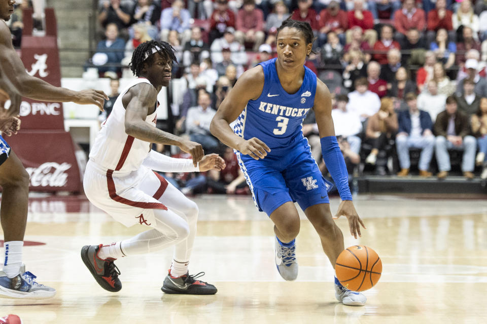 Kentucky's TyTy Washington looks to maneuver the ball by Alabama's Keon Ellis on Feb. 5, 2022. (Michael Chang/Getty Images)