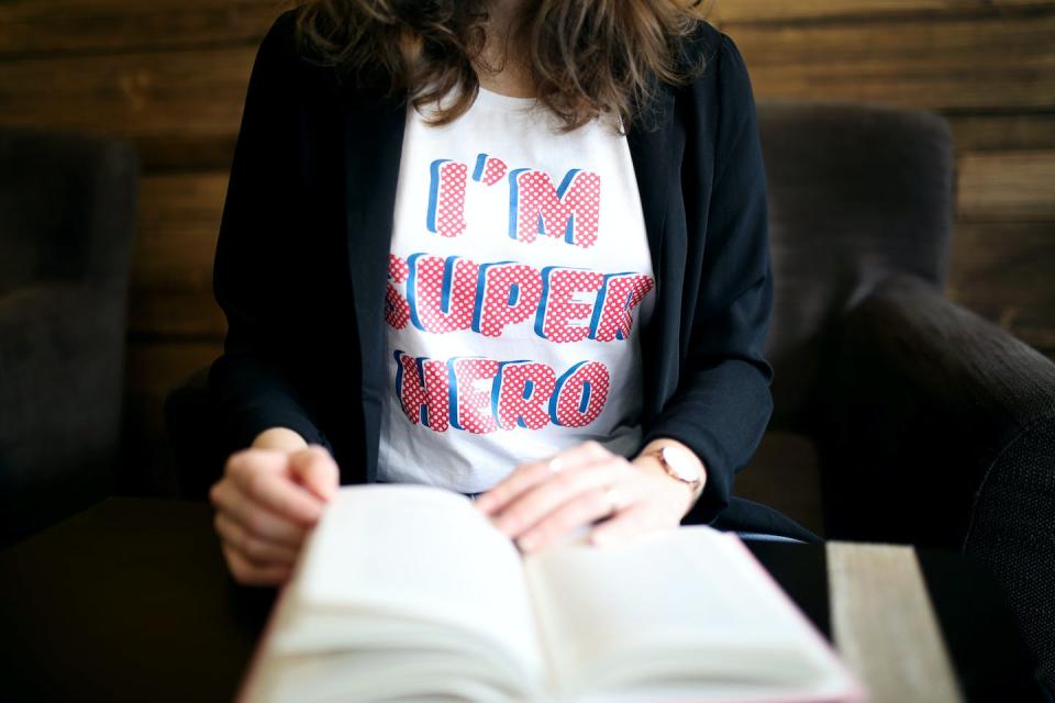 <a href="https://www.shutterstock.com/es/image-photo/young-woman-reading-book-funny-tshirt-1347334400" rel="nofollow noopener" target="_blank" data-ylk="slk:Shutterstock / nataliajakubcova;elm:context_link;itc:0;sec:content-canvas" class="link ">Shutterstock / nataliajakubcova</a>