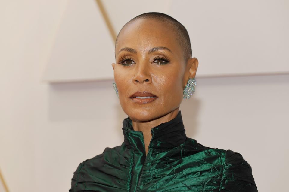 Jada Pinkett Smith looked stunning at Sunday's Oscars, stepping onto the red carpet in an elaborate emerald gown and a shaved head.