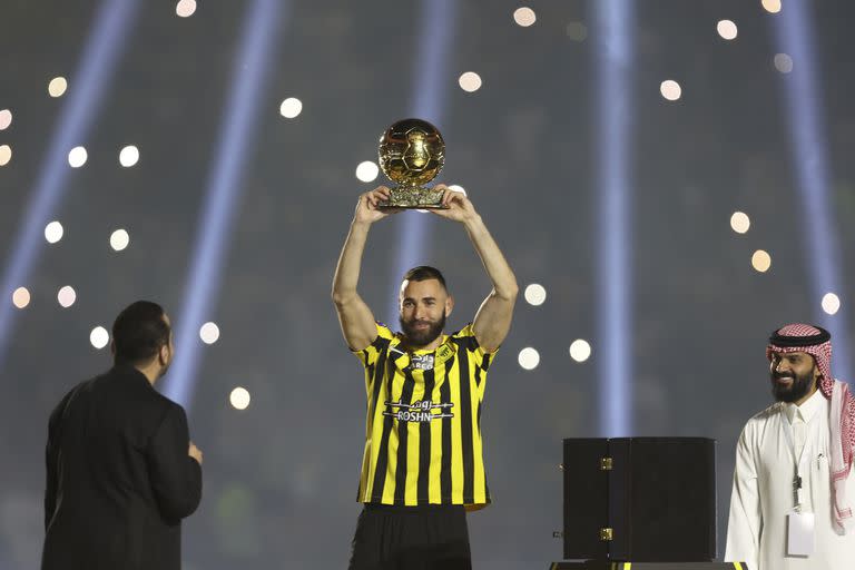 Benzema sostiene su Balón de Oro de 2022 durante su presentación como figura de Al-Itthad en Yedá; la proximidad de La Meca es un atractivo para el goleador.