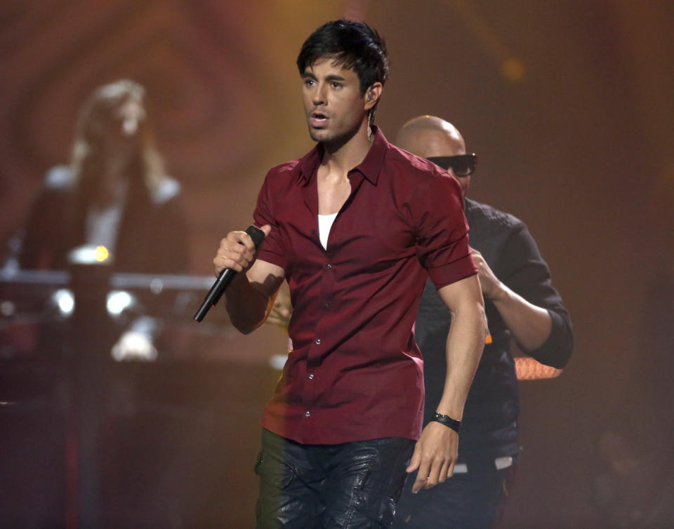 En esta foto del 9 de noviembre de 2014, Enrique Iglesias canta en la ceremonia de los Premios MTV Europeos en Glasgow. Iglesias será reconocido como artista latino de todos los tiempos en la gala de los Premios Billboard de la Música Latina el miércoles 21 de octubre del 2020. (Foto por Joel Ryan/Invision/AP, Archivo)