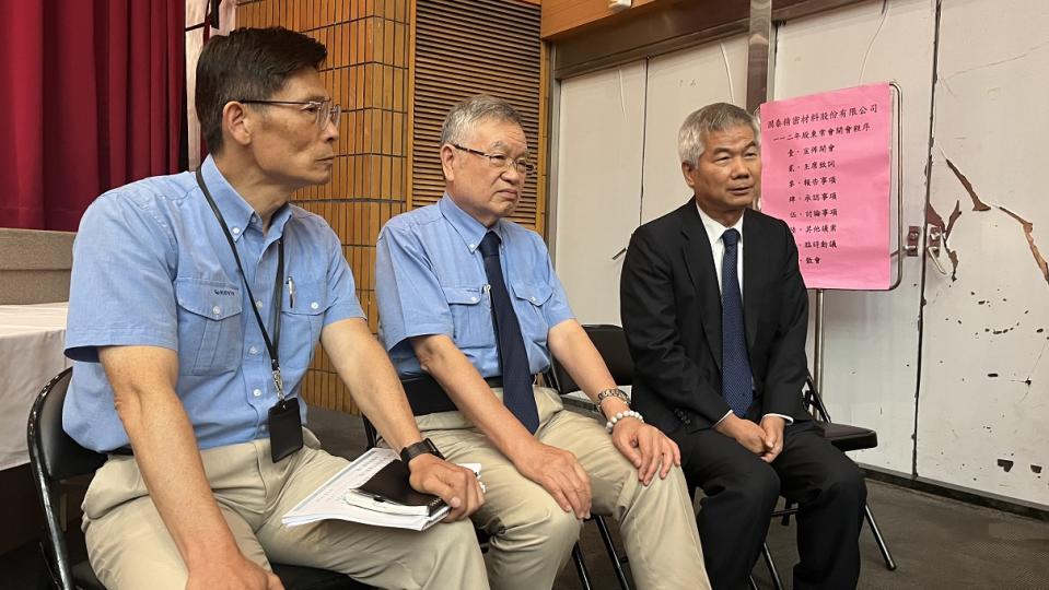  會後（由左至右）總經理陳學賢、董事長莫惟瀚與董事李志宏接受媒體採訪。（圖／EBC地產王張琬聆攝）