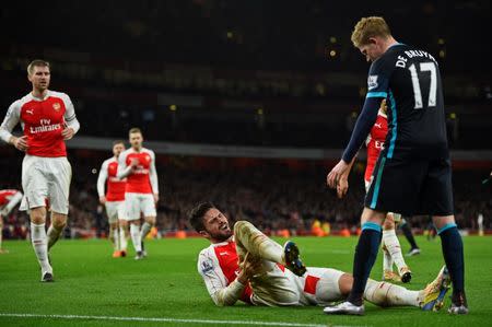 Football Soccer - Arsenal v Manchester City - Barclays Premier League - Emirates Stadium - 21/12/15 Arsenal's Olivier Giroud lies injured as Manchester City's Kevin De Bruyne looks on Reuters / Dylan Martinez Livepic