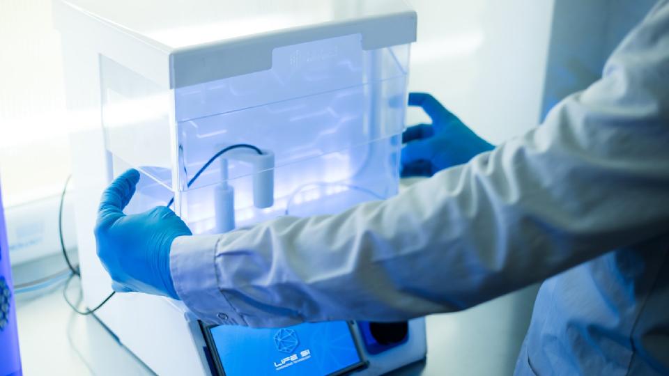 A diferencia de la impresión 3D tradicional, la bioimpresión emplea materiales como el colágeno y células propias del tejido de una persona que se busca reconstruir