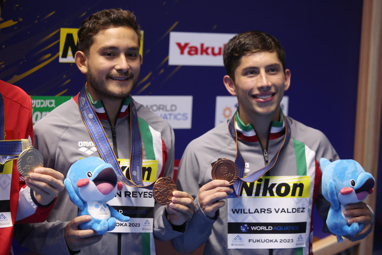 Kevin Berlín (izquierda) y Randal Willars (derecha) consiguieron medalla de bronce en el Campeonato Mundial de Natación Fukuoka 2023 (Foto de: Adam Pretty/Getty Images)