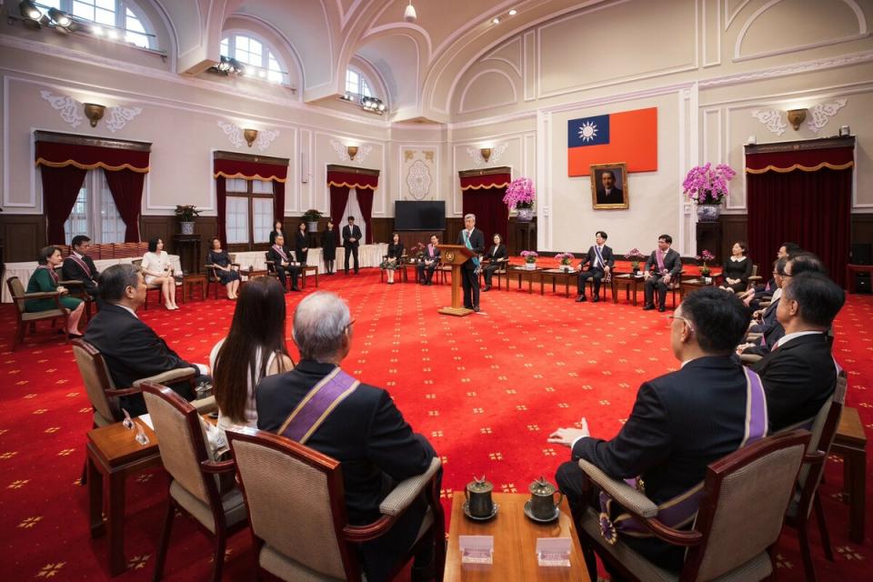  蔡英文頒授13名政務人員勳章，陳建仁代表致詞。 圖：總統府提供 