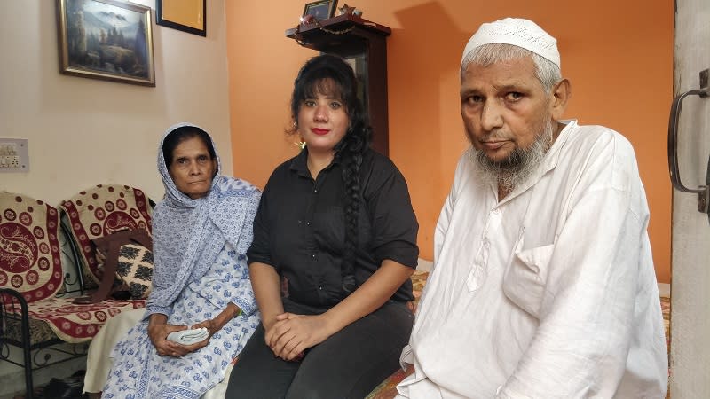 Mehrunissa with her mother Shashi Kala Mishra aka Shama Parveen (after marriage) on her right and father Shaukat Ali on her left. (Pic credit: Poorvi Gupta/MAKERS India)