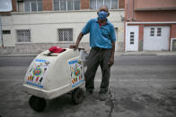El vendedor de helados Francisco Gabriel De Paz, de 69 años, posa para un retrato antes de comenzar su día de trabajo en la Ciudad de Guatemala, el viernes 29 de mayo de 2020. (AP Foto/Moises Castillo)