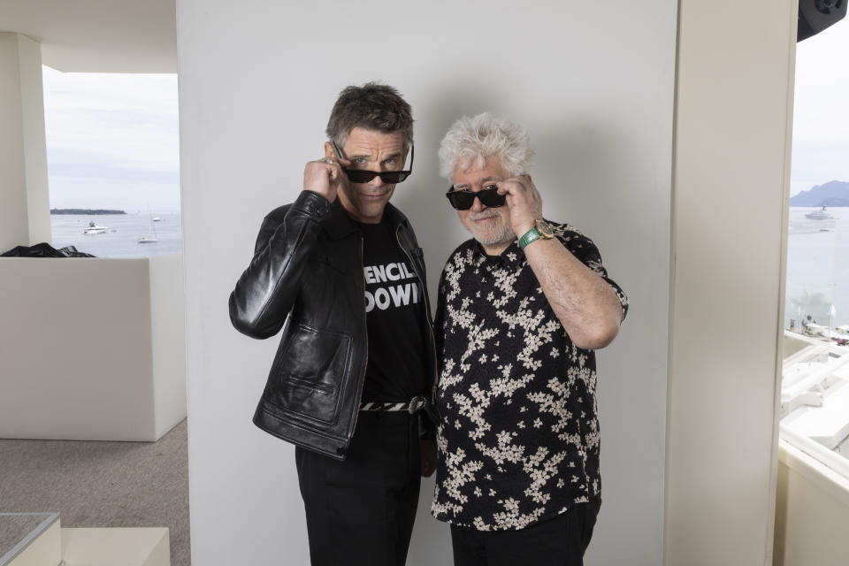 Ethan Hawke, izquierda, y el director Pedro Almodóvar posan para promover el corto 'Extraña forma de vida' en la 76a edición del festival internacional de cine de Cannes, en el sur de Francia, el jueves 18 de mayo de 2023. (Foto Joel C Ryan/Invision/AP)