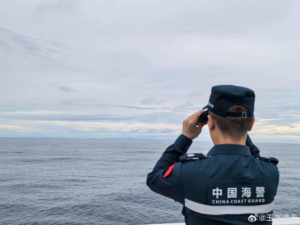 據大陸海警發布的畫面，可以清楚看見台灣本島的中央山脈。（圖／翻攝自微博）