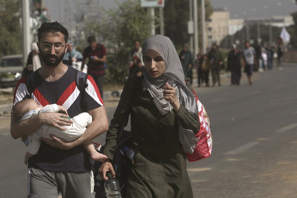 Ein junges Palästinenser-Paar mit Baby flieht aus Gaza-Stadt (Bild: Mohammed Dahman/AP/dpa)