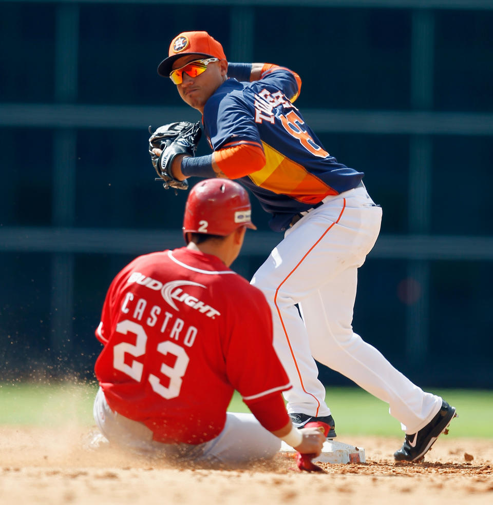 El venezolano Ronald Torreyes (86), de los Astros de Houston, lanza a primera base tratando de concretar la doble matanza en el octavo inning mientras Humberto Manuel Castro (23), del equipo mexicano de los Rojos del Aguila de Veracruz, trata de impedir la jugada en un juego de pretemporada al domingo 30 de marzo de 2014, en Houston. Los Astros ganaron 6-1. (Foto AP/Bob Levey)