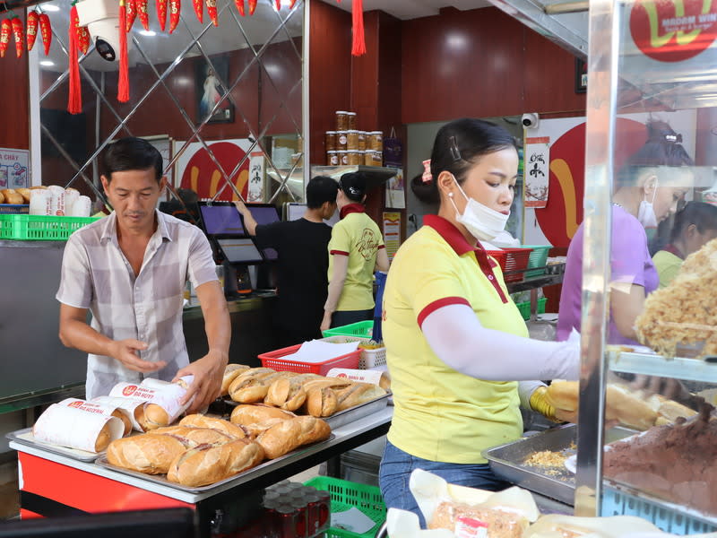 越南2024年Q2經濟成長近7% 越南官方29日公布，預計越南2024年第2季的經濟成 長率將達6.93%，與此同時通膨壓力也很大，CPI年增 率超過4%。圖為胡志明市一家越南麵包店，攝於113 年5月18日。 中央社記者陳家倫胡志明市攝  113年6月29日 