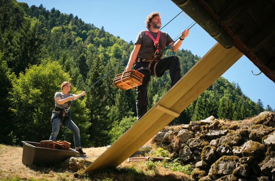 Funktionierende Seilschaft im Job und darüber hinaus: Teilzeit-Bauer und Ermittler Friedemann Berg (Hans-Jochen Wagner) muss sein Dach neu eindecken. Kollegin Franziska Tobler (Eva Löbau) hilft ihm dabei.
 (Bild: SWR/Benoît Linder)