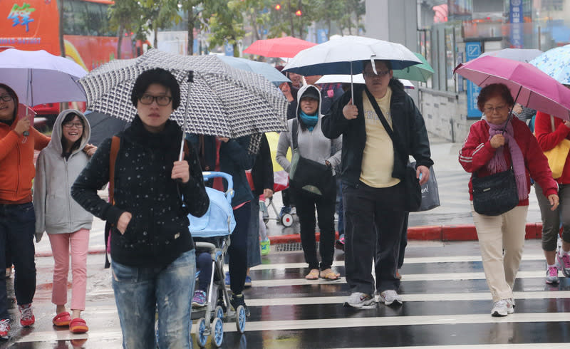 吳德榮指出，最新模擬顯示，周六、周日(24、25日）東北風及「季風環流」外圍水氣影響，北部、東半部降雨漸趨明顯；中南部多雲時晴、午後山區偶有局部短暫陣雨；北台濕涼。（示意圖。圖片來源：中央社）