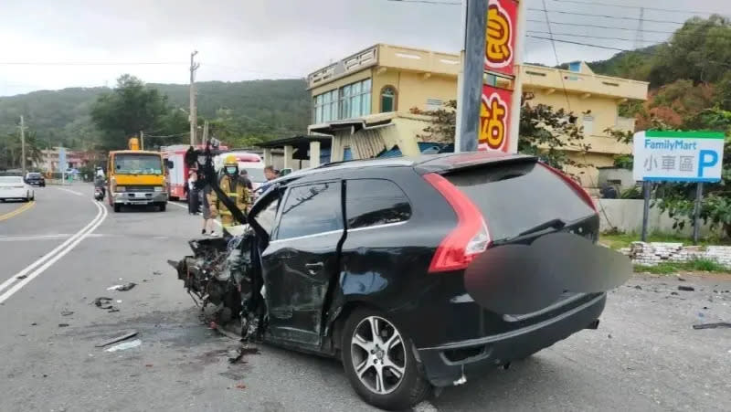 ▲休旅車不明原因自撞，導致2人傷送醫。（圖／翻攝畫面）