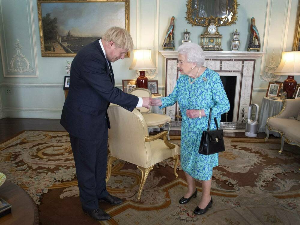 Boris Johnson begrüßt Queen Elizabeth II. bei einer Audienz im Buckingham Palast 2019. (Bild: imago images / i Images)