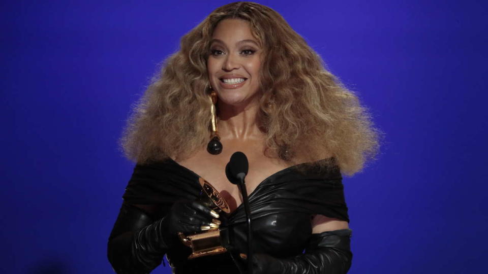Los Angeles, CA, Sunday, March 14, 2021 - Beyonce makes History with the Best E&amp;B Performance winning 28 Grammys, more that any female or male performer, accepts the award for Best R&amp;B Performance at the 63rd Grammy Award outside Staples Center. (Robert Gauthier/Los Angeles Times via Getty Images)