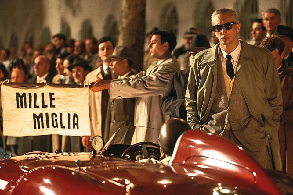電影聚焦1957年，義大利賽車之父恩佐法拉利既面對著競爭品牌瑪莎拉蒂的威脅，與妻子感情也因喪子而破裂。（車庫提供）