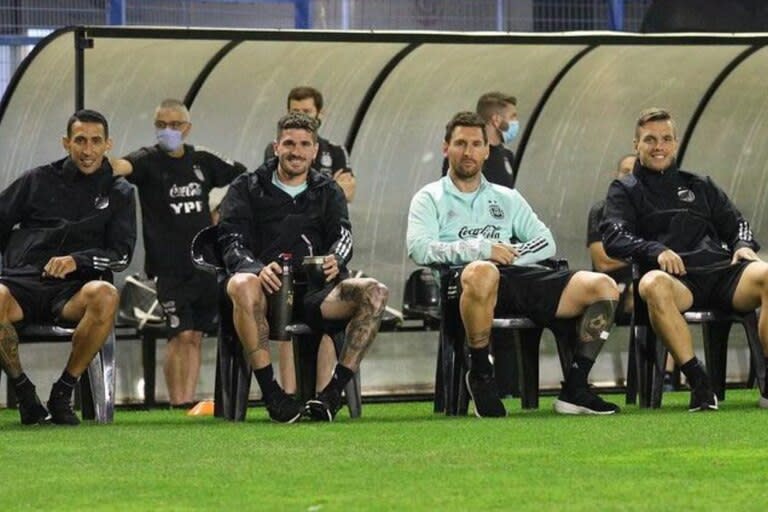 Lionel Messi publicó en Instagram una fotografía mientras descansaba con sus compañeros post entrenamiento y recibió una catarata de respuestas