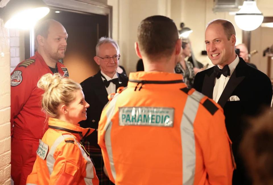 William habla con pilotos, médicos y paramédicos de Air Ambulance la noche de este miércoles. (Crédito: Daniel Leal/Getty Images)