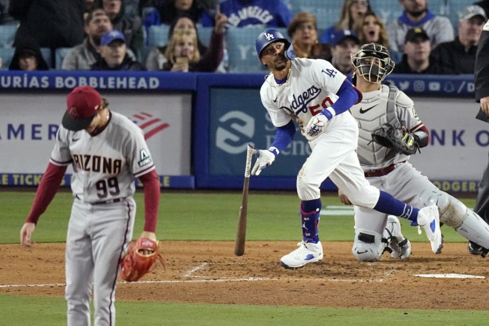 Mookie Betts conecta un jonrón solitario ante el relevista de Arizona Drey Jameson en la séptima entrada el viernes.