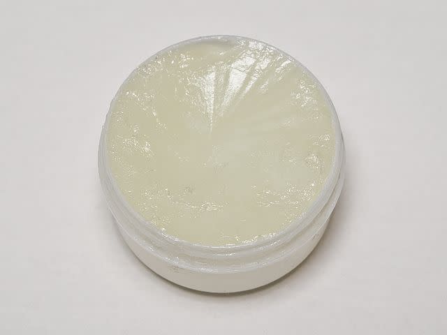 Petroleum jelly is often contaminated with polycyclic aromatic hydrocarbons (PAHs), considered to be carcinogenic in nature By Kiyok – Own work, CC BY-SA 3.0, https://commons.wikimedia.org/w/index.php?curid=2647443